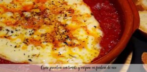 Provolone-Käse mit Tomate und Oregano in der Heißluftfritteuse